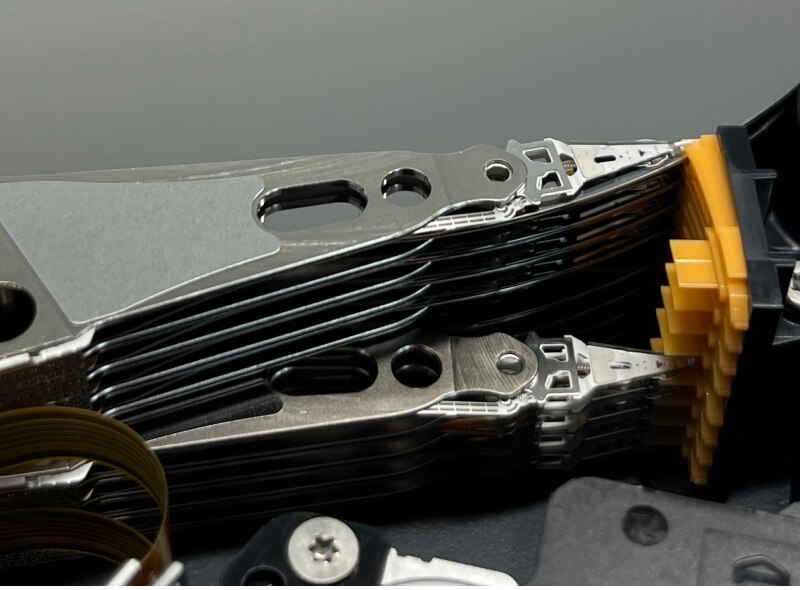 An image of a certified Class 10 ISO 4 cleanroom for data recovery.